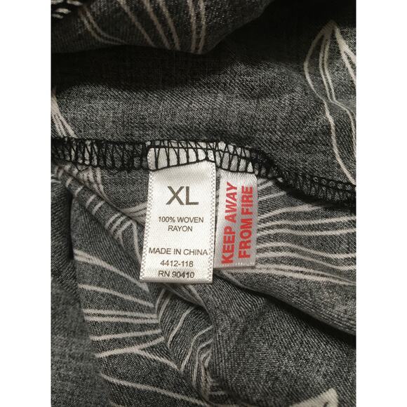 NWT Nicole Miller XL Button Up Collared SS Black & White Tropical Print Top - Picture 4 of 5